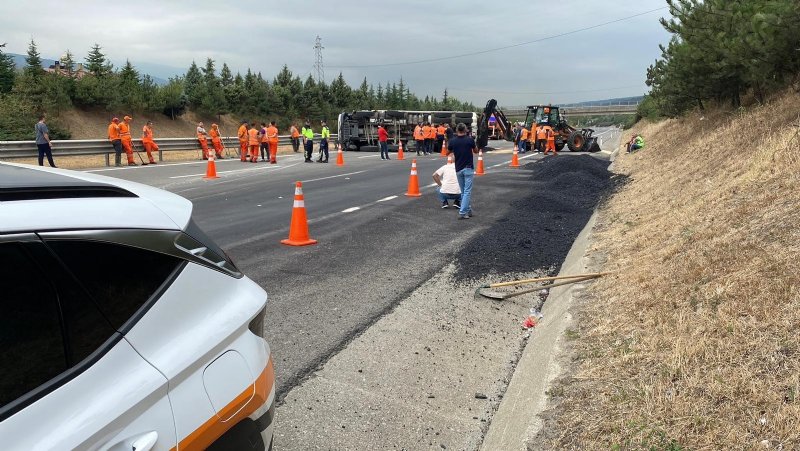 Anadolu otoyolunda asfalt yüklü kamyon devrildi - 5