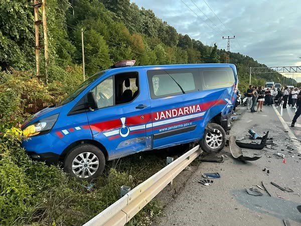 OTOMOBİL JANDARMA ARACINA ÇARPTI: 1 AĞIR YARALI - 2