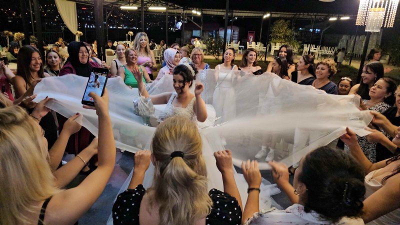 Bir anne, özel gereksinimli kızının gelinlik giyme hayalini gerçekleştirdi - 2