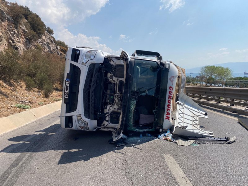 DEVRİLEN TIRDA SÜRÜCÜ YARALANDI - 1