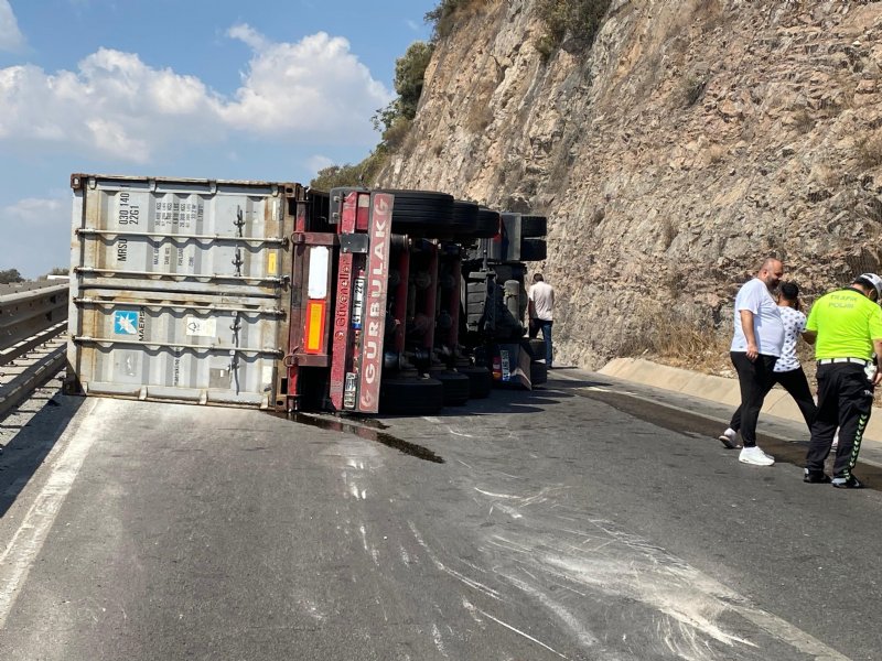 DEVRİLEN TIRDA SÜRÜCÜ YARALANDI - 4