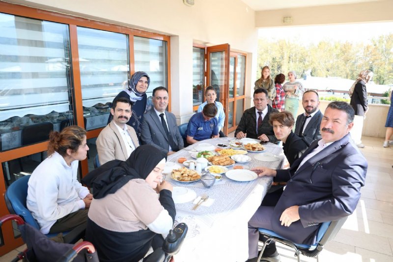 “BİZ BÜYÜK  BİR AİLEYİZ” - 1