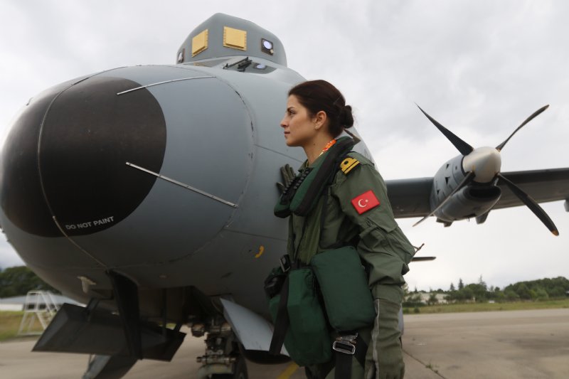 Deniz Üsteğmen Hilal Aydın gökte... - 3
