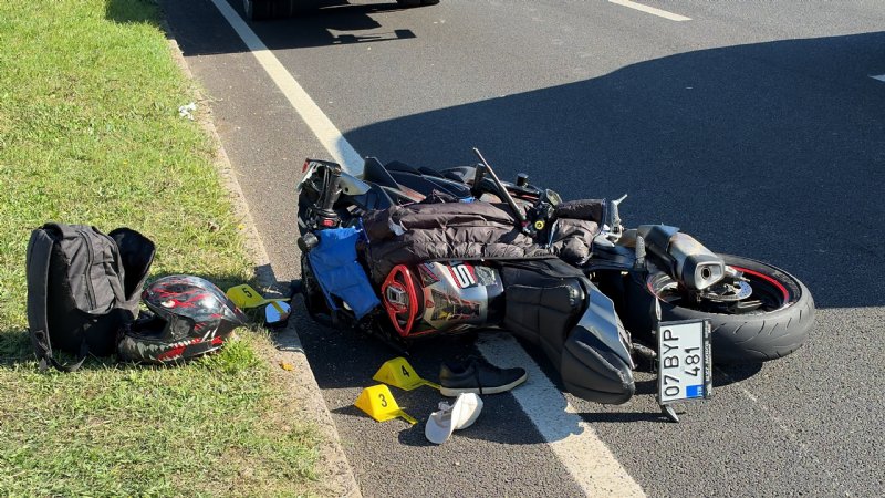 MOTOSİKLET YAYAYA ÇARPTI:  1 ÖLÜ, 1 AĞIR YARALI - 2