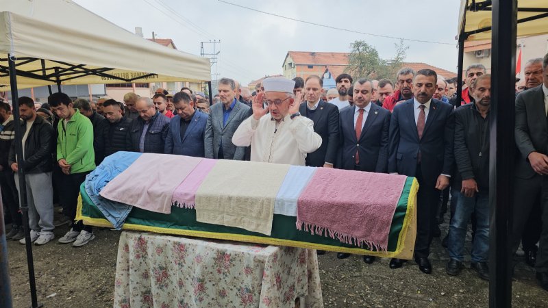 ÖMER, BABASININ TABUTUNUN  BAŞINDAN AYRILMADI - 4