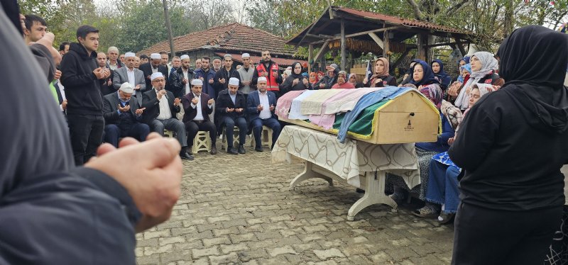 ÖMER, BABASININ TABUTUNUN  BAŞINDAN AYRILMADI - 5