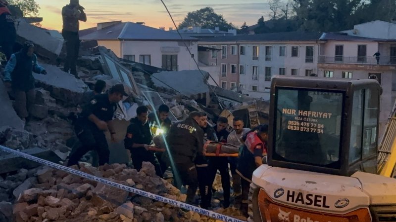 Vali, enkazdan çıkarılan yaralıyı hastanede ziyaret etti - 4