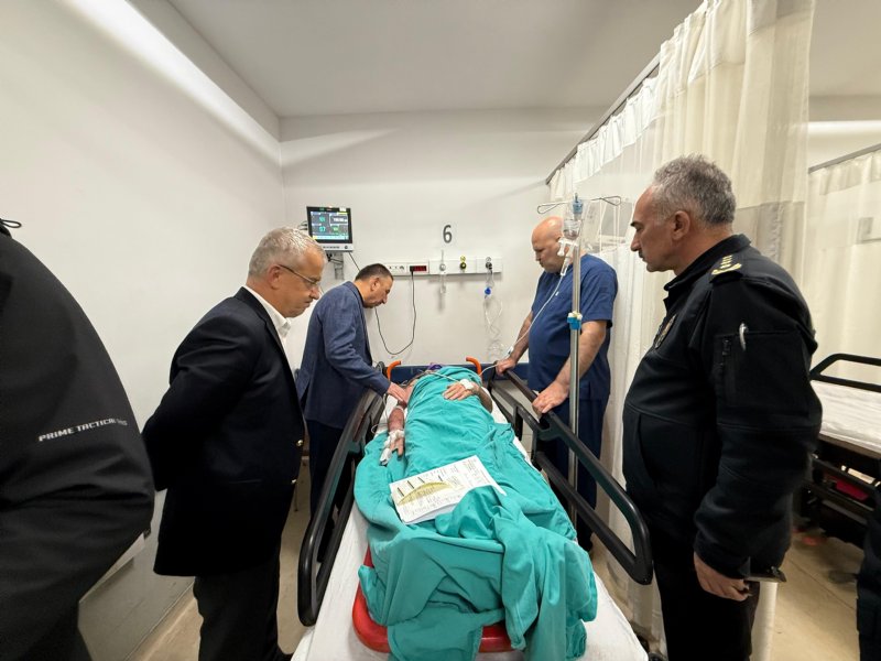 Vali, enkazdan çıkarılan yaralıyı hastanede ziyaret etti - 1