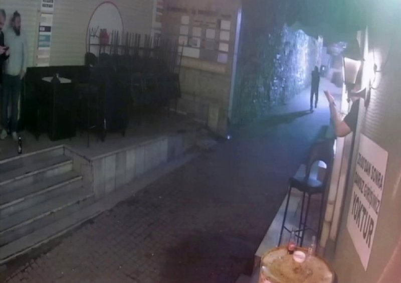 EĞLENCE MEKANINA SİLAHLI SALDIRI: 2 YARALI - 4