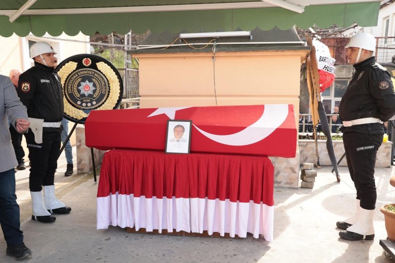 EMEKLİLİĞİNE 4 GÜN KALA HAYATINI KAYBEDEN POLİS MEMURU TOPRAĞA VERİLDİ - 4