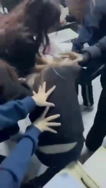 LİSEDEKİ KAVGA ANLARI KAMERADA - 3