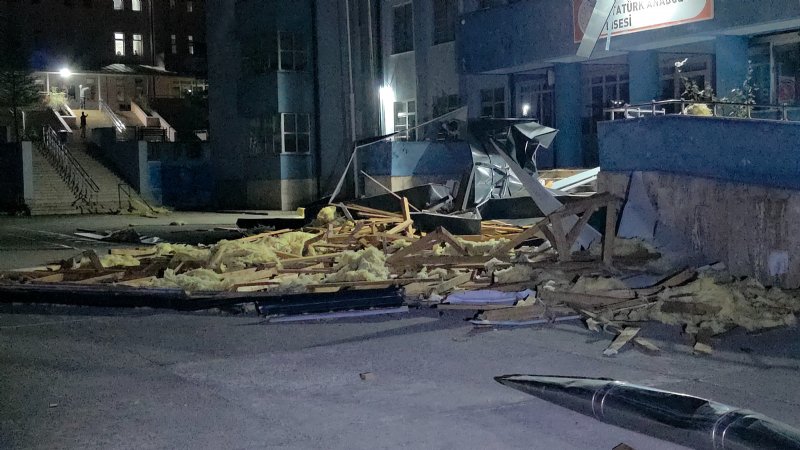  OKULUN ÇATISI UÇTU! - 3