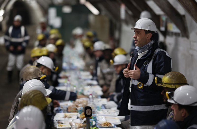 BAKAN BAYRAKTAR  MADENCİLERLE İFTAR YAPTI - 1