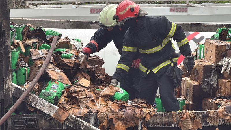 İKİ TIR ÇARPIŞTI, YOL SAVAŞ ALANINA DÖNDÜ - 3