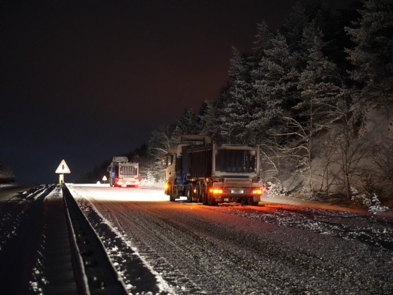 YOĞUN KAR YAĞIŞI:  ARAÇLAR YOLDA MAHSUR KALDI - 1