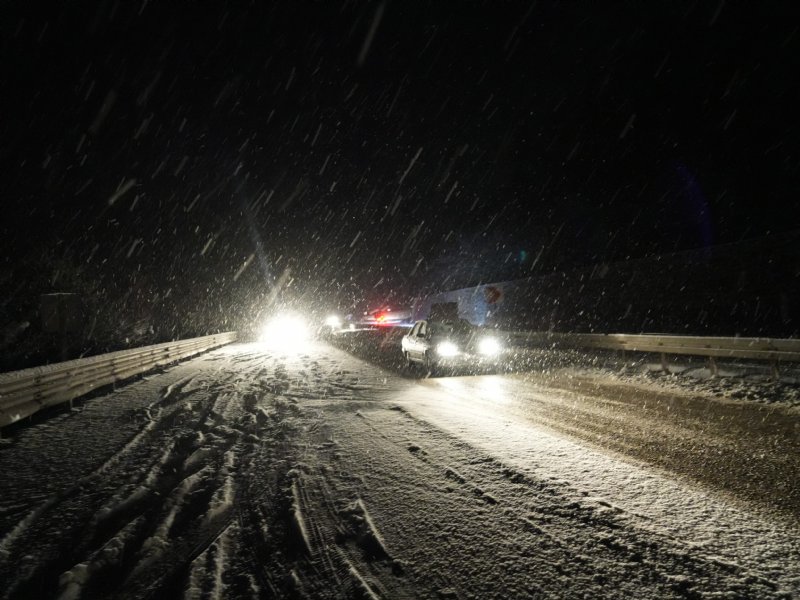 YOĞUN KAR YAĞIŞI:  ARAÇLAR YOLDA MAHSUR KALDI - 3