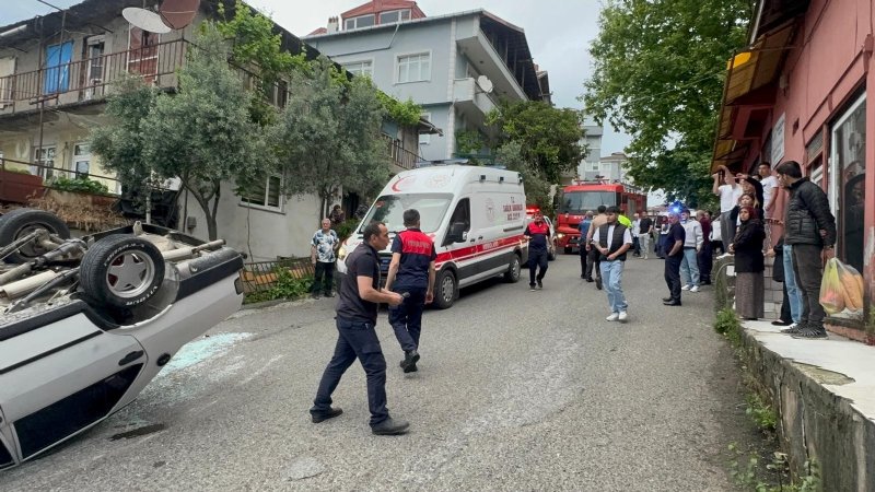FRENİ BOŞALAN ARAÇ TAKLA ATTI: 2 YARALI - 3