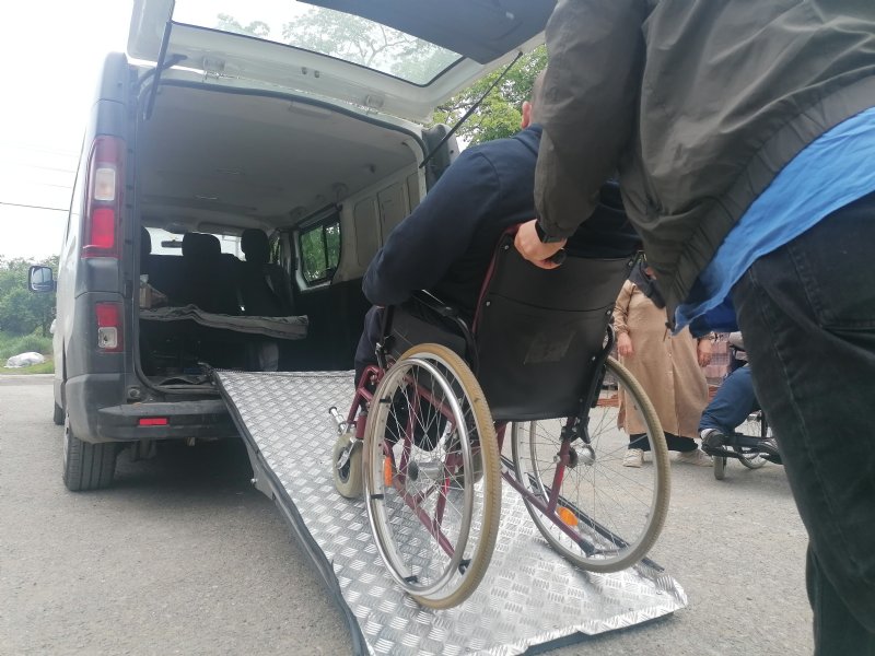 Harçlıklarını biriktiren çocuklar Barış ağabeylerine akülü sandalye aldı - 1