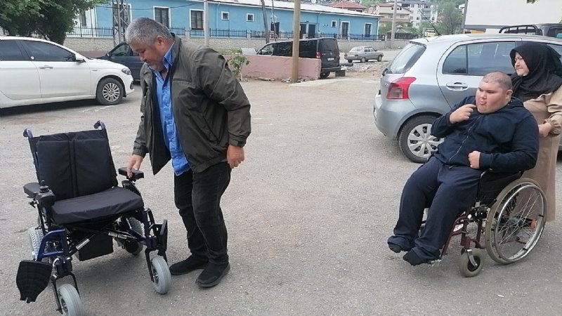 Harçlıklarını biriktiren çocuklar Barış ağabeylerine akülü sandalye aldı - 2