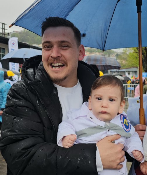 MADENCİ KIYAFETLİ BEBEK  1 MAYIS YÜRÜYÜŞÜNÜN SİMGESİ OLDU - 1