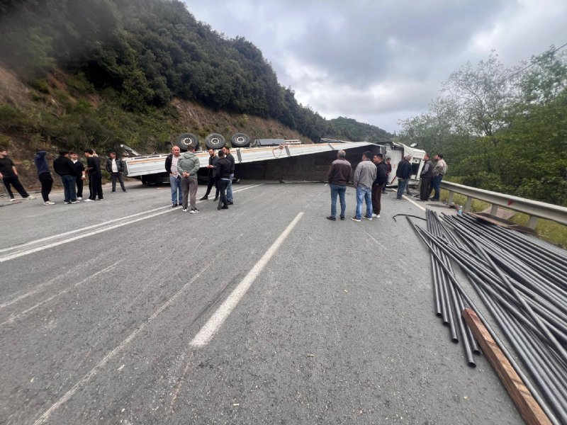 OSB YOLUNDA  TIR DEVRİLDİ:  1 YARALI - 3