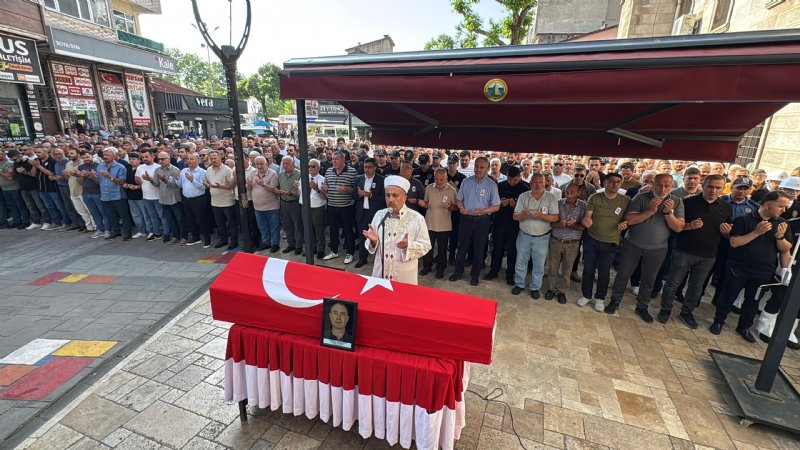 EVİNDE KALP KRİZİ GEÇİREN POLİS MEMURU SON YOLCULUĞUNA UĞURLANDI - 3