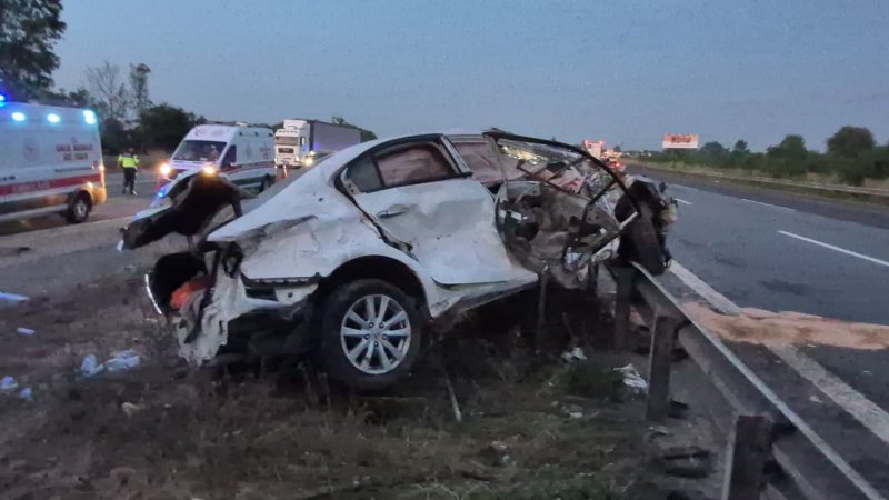 HALI YÜKLÜ TIR İLE  OTOMOBİL ÇARPIŞTI - 3
