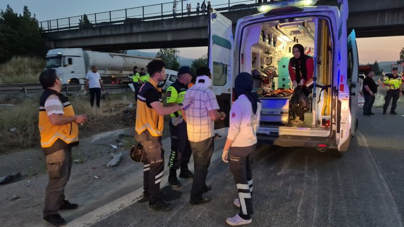 HALI YÜKLÜ TIR İLE  OTOMOBİL ÇARPIŞTI - 4