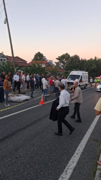 AKÇAKOCA-ALAPLI YOLUNDA FECİ KAZA: TIR ARACI EZDİ, ÖLÜ VE YARALILAR VAR - 1