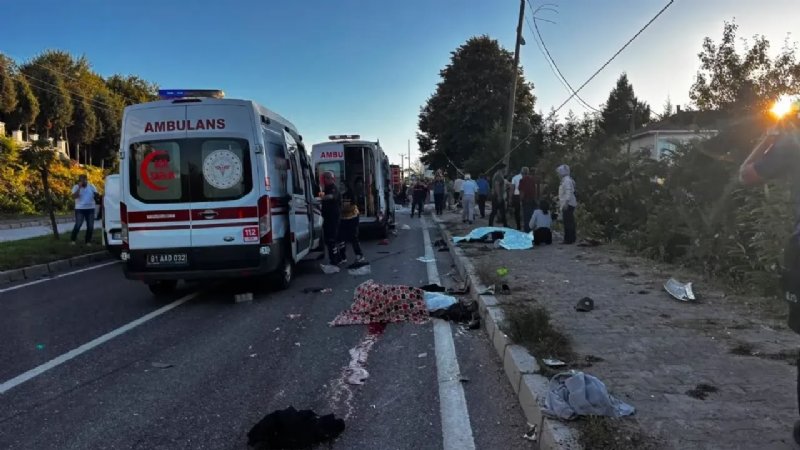 AKÇAKOCA-ALAPLI YOLUNDA FECİ KAZA: TIR ARACI EZDİ, ÖLÜ VE YARALILAR VAR - 2