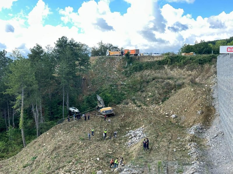 İŞÇİ MİNİBÜSÜ ŞARAMPOLE DEVRİLDİ - 3