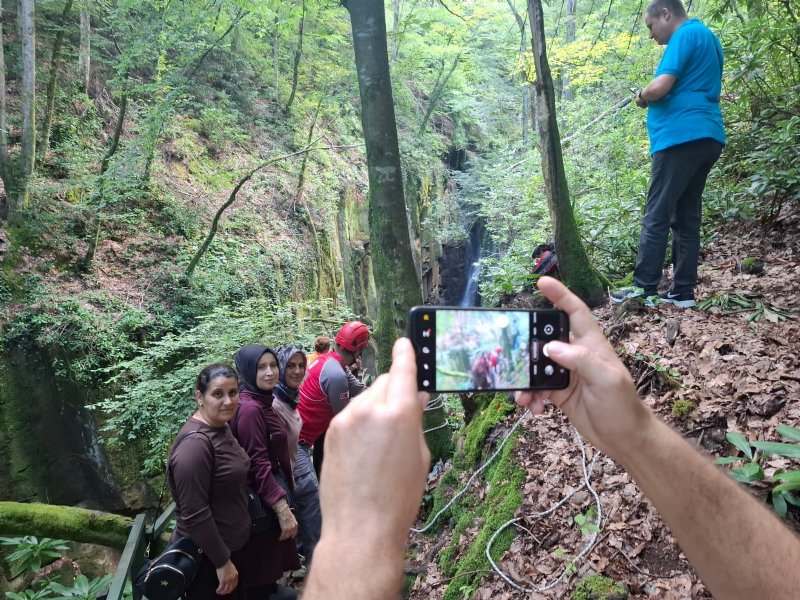 KAYALIDERE´DE ŞELALELERİ GEZDİLER, HASBEYLER´DE MANGAL YAPTILAR - 1