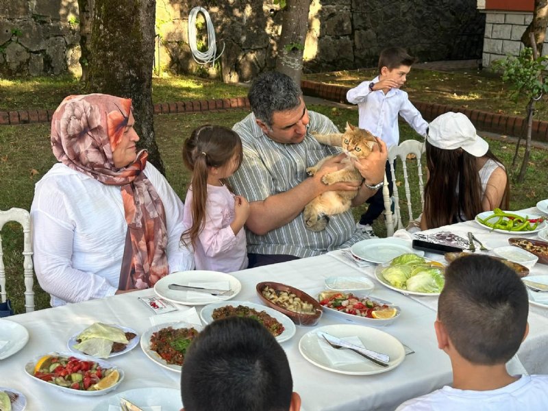ÖVGÜYÜ HAK EDEN  DEVLET ADAMI - 1