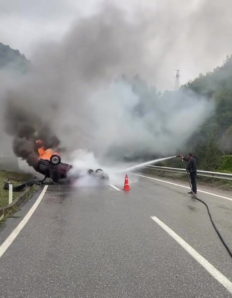 Takla atan otomobil alevlere teslim oldu: 1 yaralı - 1