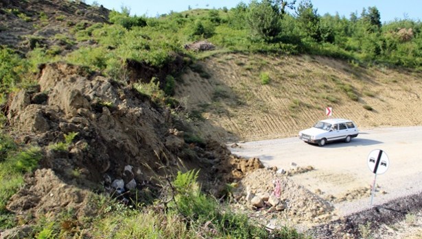 Heyelan Ereğli Devrek yolunu kapattı