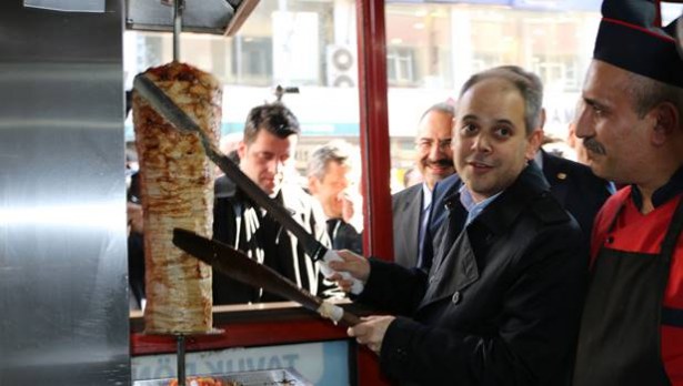 Bakan Kılıç bıçağı eline aldı, döner kesti