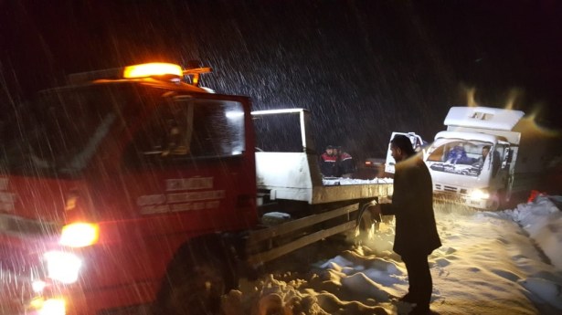 Kar yağışı, Zonguldak-Ereğli yolunda trafiği olumsuz etkiliyor