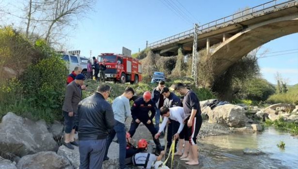 Dere yatağına düşen buzağı kurtarıldı