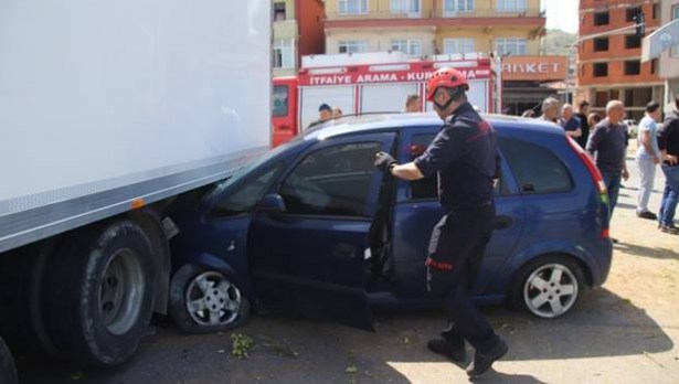 Kamyonun altına giren otomobilde iki kişi yaralandı