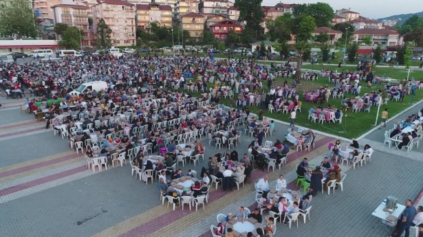 Alaplı´da binlerce insan aynı sofrada oruçlarını açtı