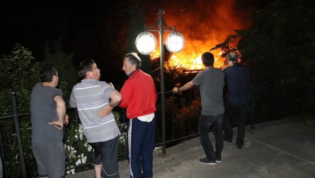 Gazi´nin evini tinerciler ateşe verdi