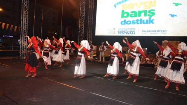 Ereğli, festivale halk danslarıyla merhaba dedi