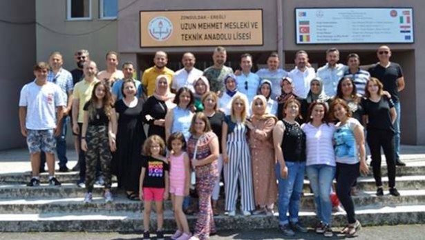 22 yıl sonra okullarında yeniden buluştular