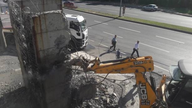 Uysal döneminde başlanan üst geçit yıkıldı