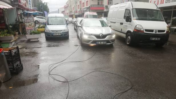 Kopan elektrik telleri tehlike saçtı