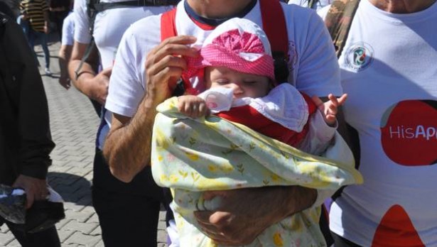 4,5 aylık Kardelen, yürüyüşte ilgi odağı oldu