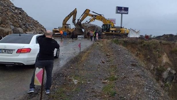 Yola düşen kaya, trafiği aksattı