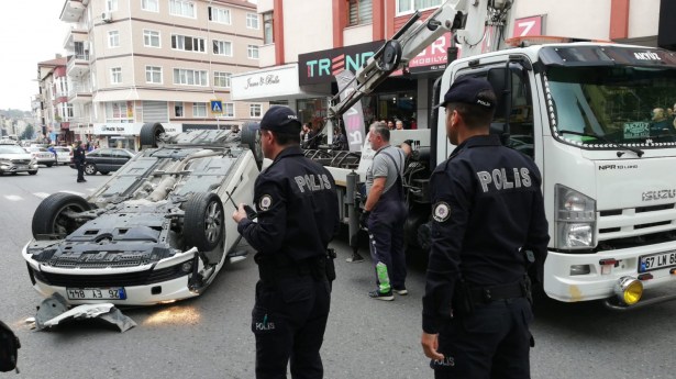 Park halindeki otomobilin lastiğine çarpıp takla attı